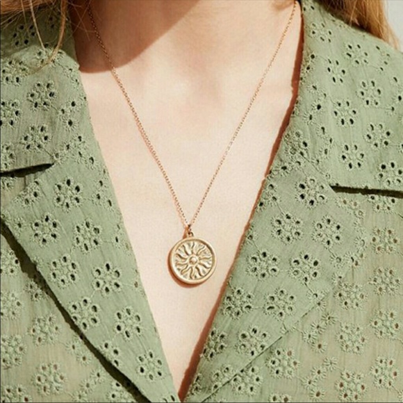 18k Gold Matte Sun Medallion Necklace ☀️ - Picture 3 of 5